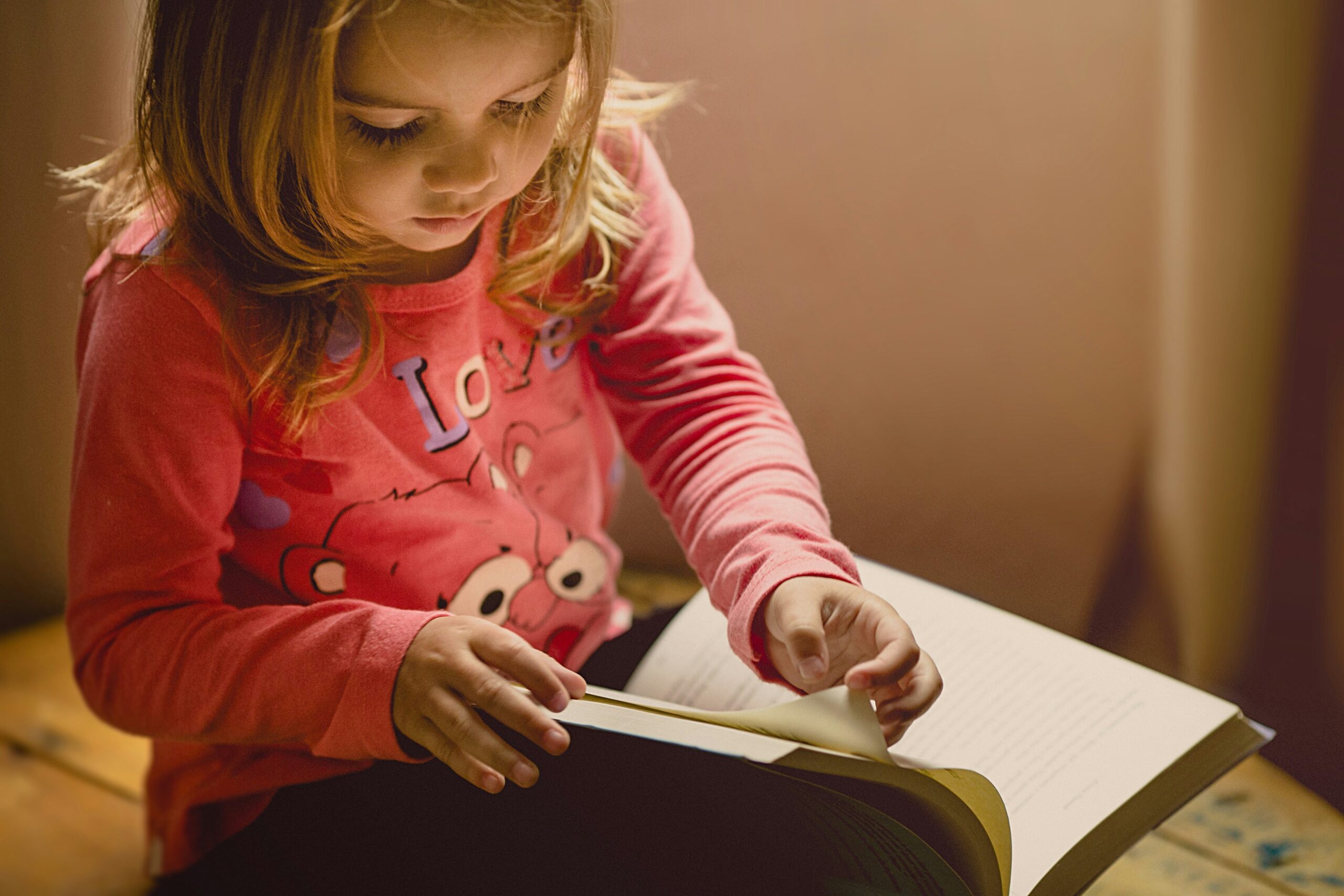 Illustration of a frustrated child struggling to read with letters jumbled together.