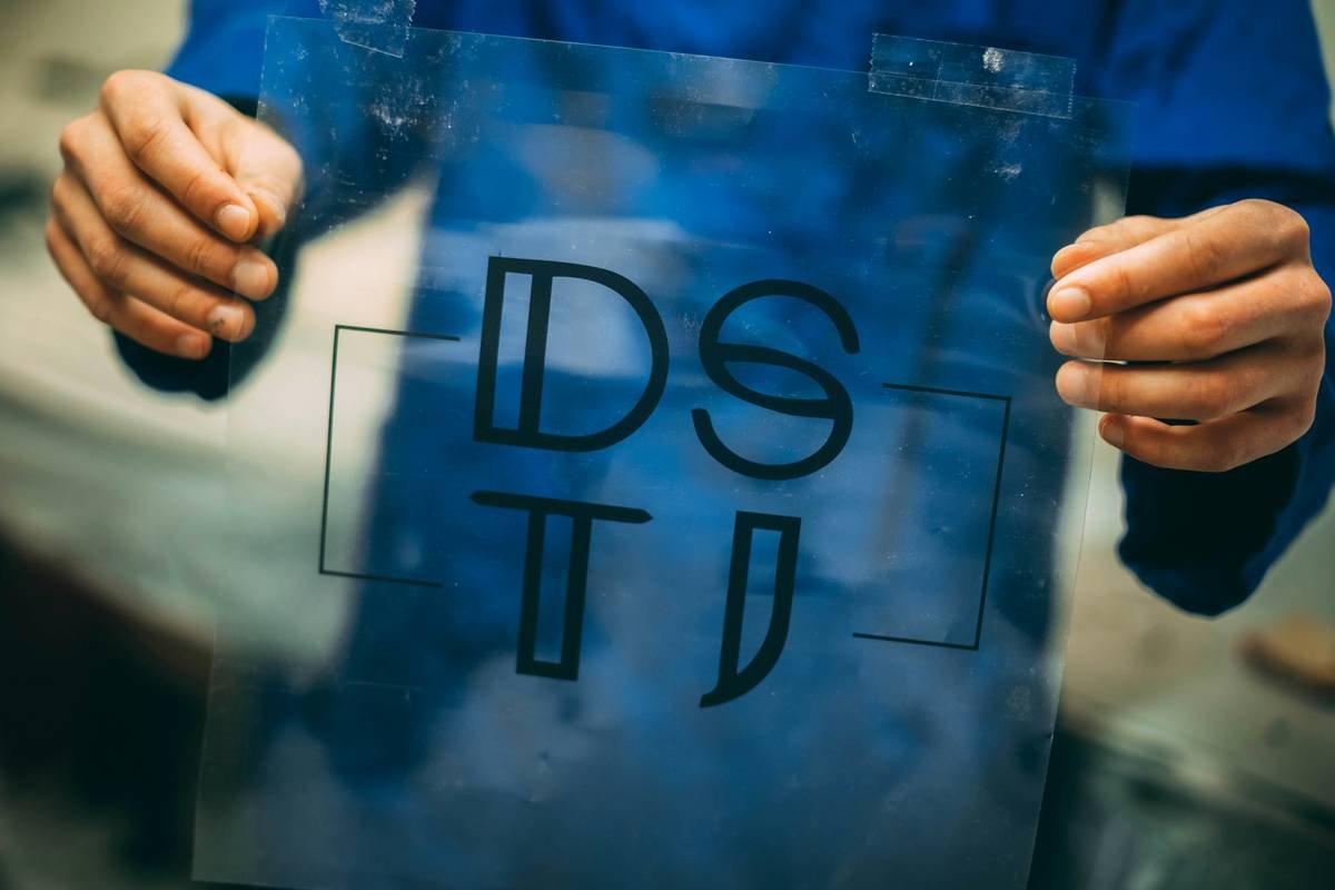 A graphic showing how text reader apps assist individuals with dyslexia.