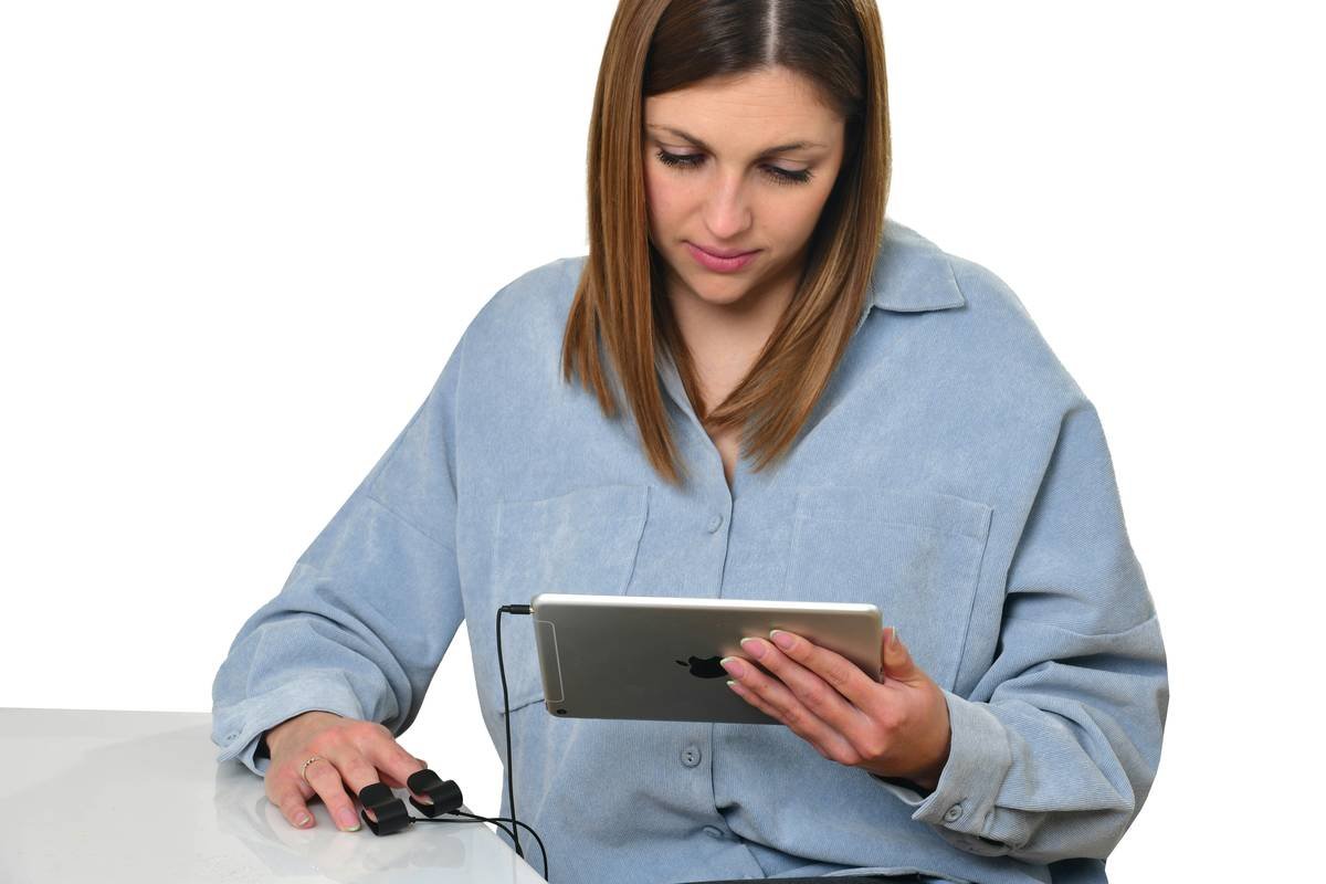 Infographic showing how dyslexic brain processes information differently.