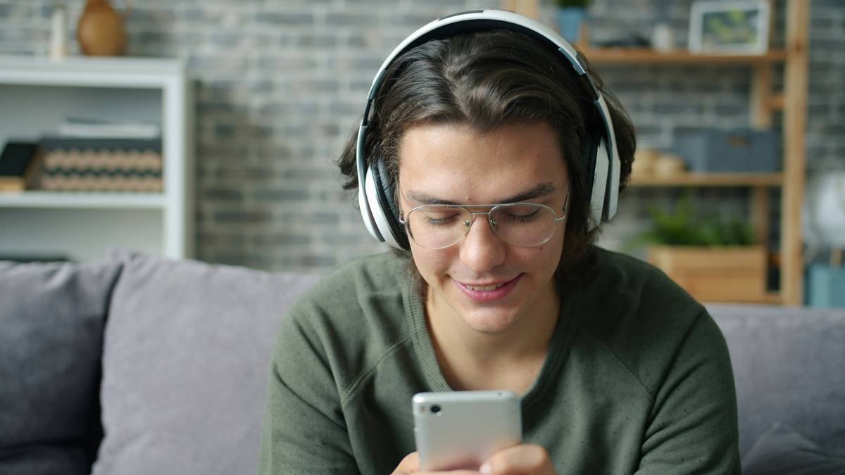 College student using tablet with dyslexia narration app