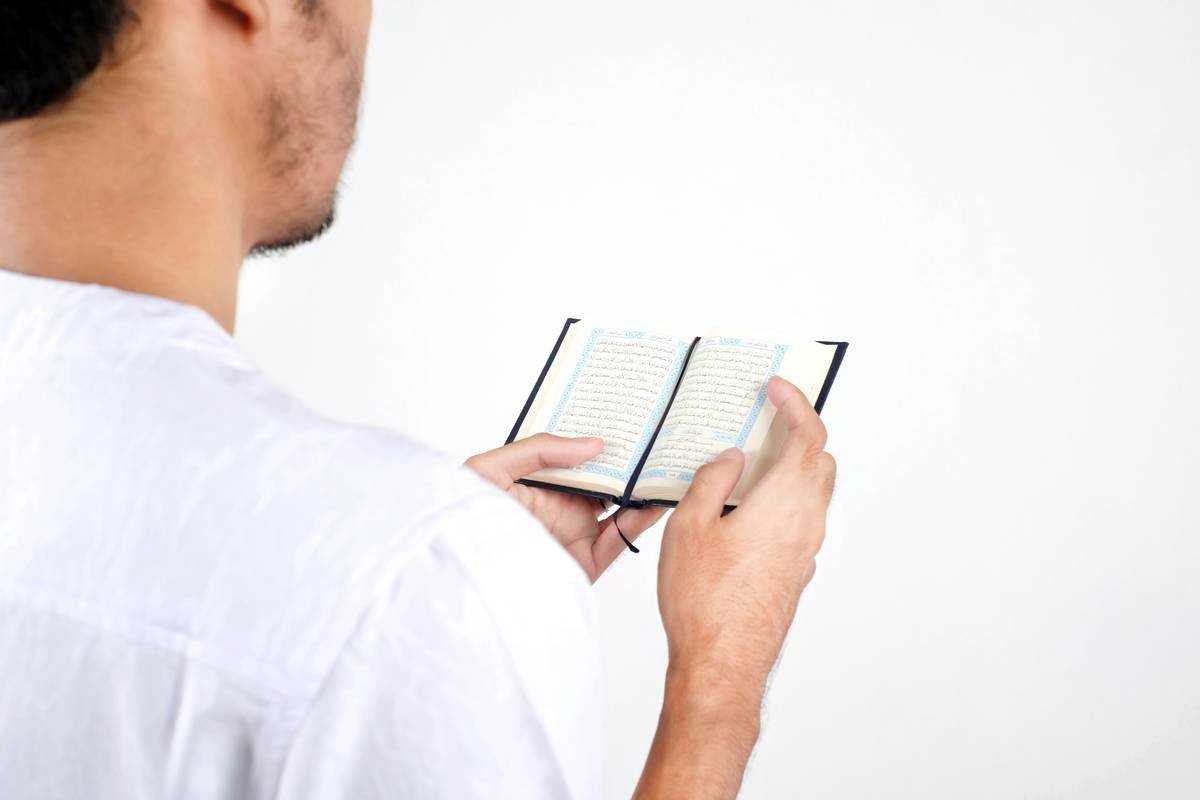 Illustration showing someone using a tablet with a dyslexia-friendly app