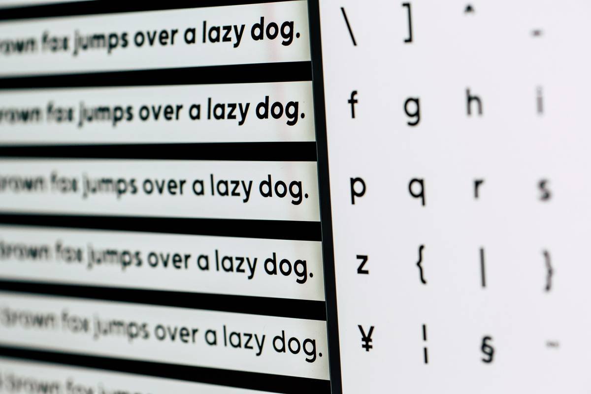 Comparison chart showing dyslexia-friendly vs. traditional vocabulary apps across 5 key features: text-to-speech, visual aids, gamification, pacing control, and Orton-Gillingham alignment