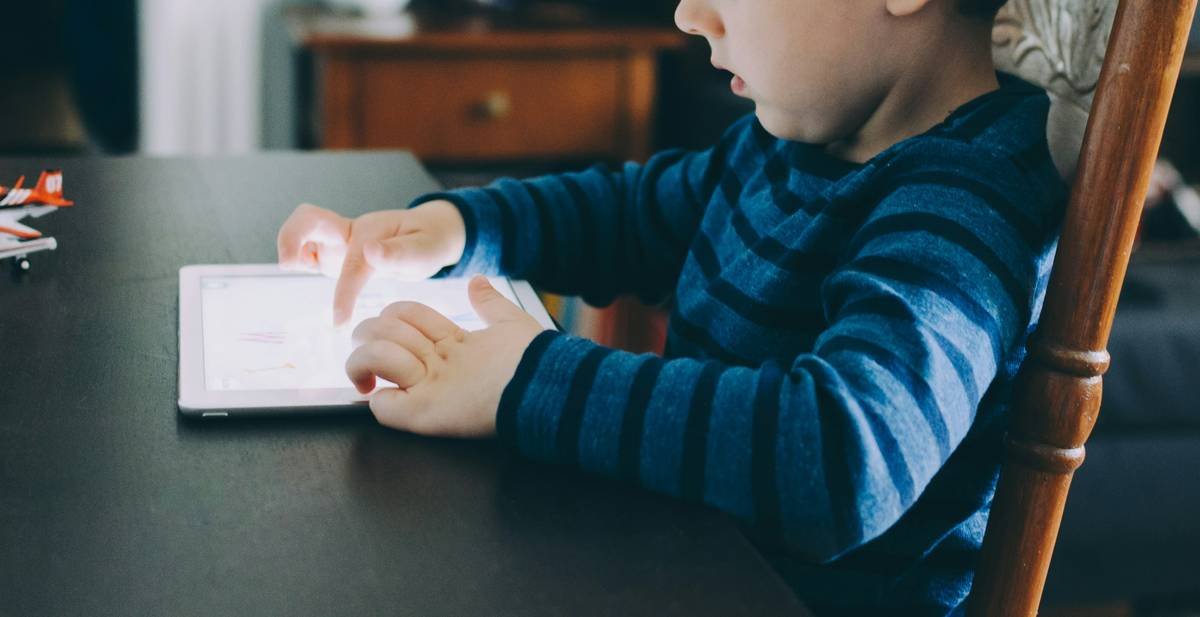 Infographic showing 5 essential features of a dyslexia skill builder app: Orton-Gillingham alignment, speech-to-text feedback, dyslexia-friendly fonts, adaptive pacing, and progress tracking