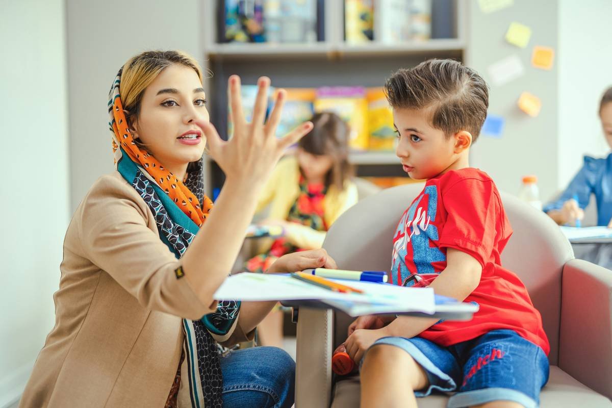 Infographic showing 5 evidence-based features of effective dyslexia apps: multisensory input, OpenDyslexic font, text-to-speech with word-by-word highlighting, minimal interface clutter, and progress tracking aligned with structured literacy principles.