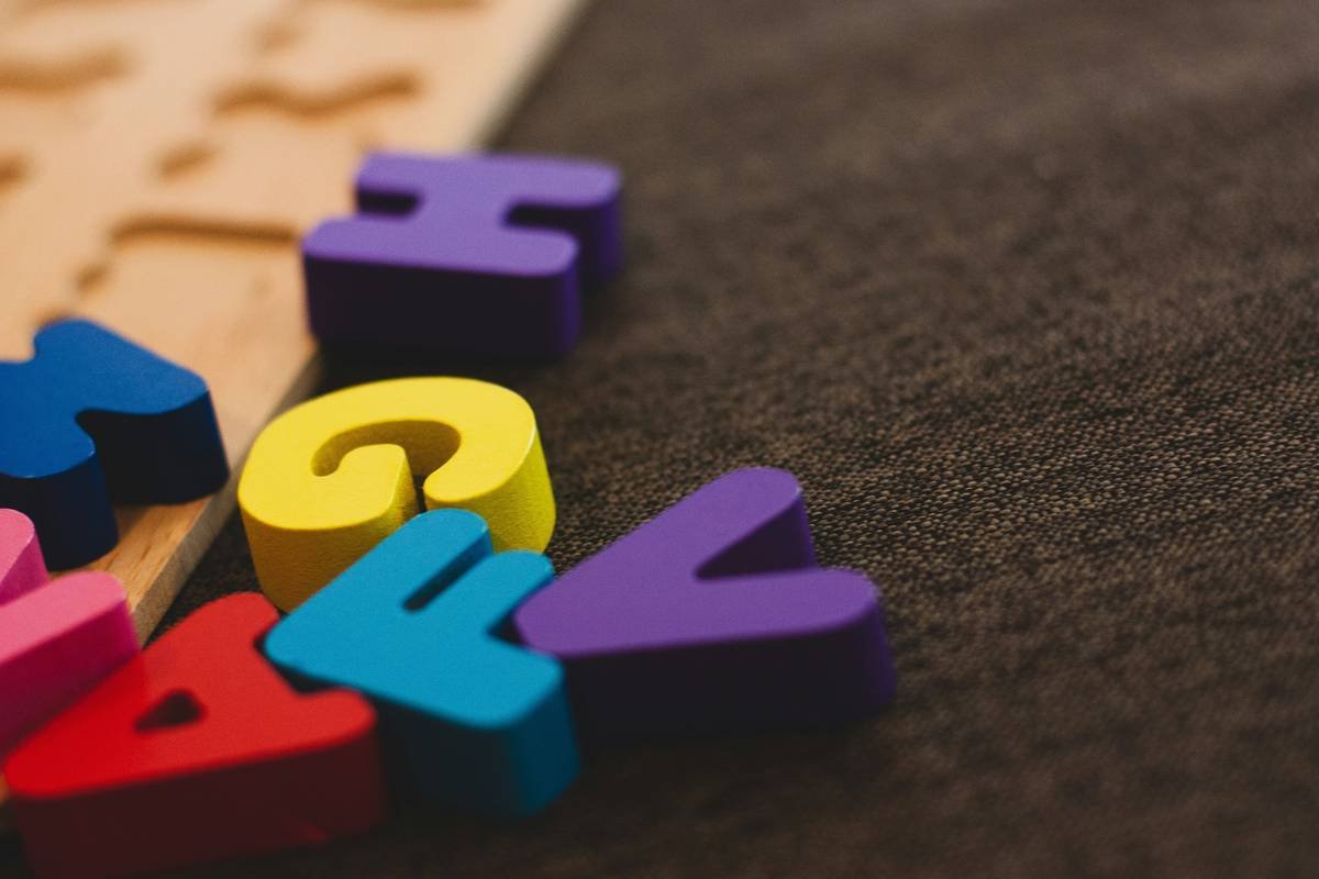 Infographic showing 7 essential features of effective dyslexia reading support apps: OpenDyslexic font, adjustable text spacing, speech-to-text, syllable highlighting, background color customization, distraction-free mode, and progress tracking