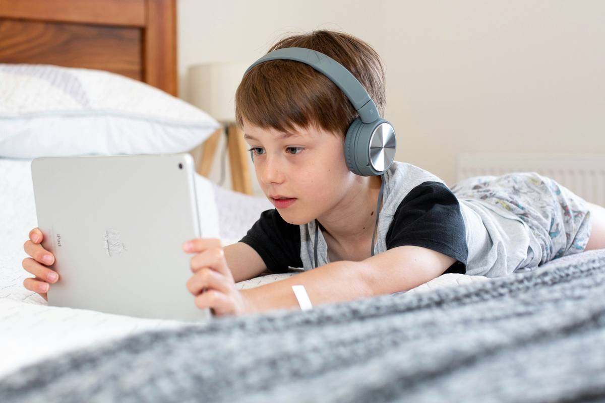 Infographic showing how text narration aid works for dyslexia: brain scan comparison showing reduced activation in decoding areas when using TTS vs. silent reading