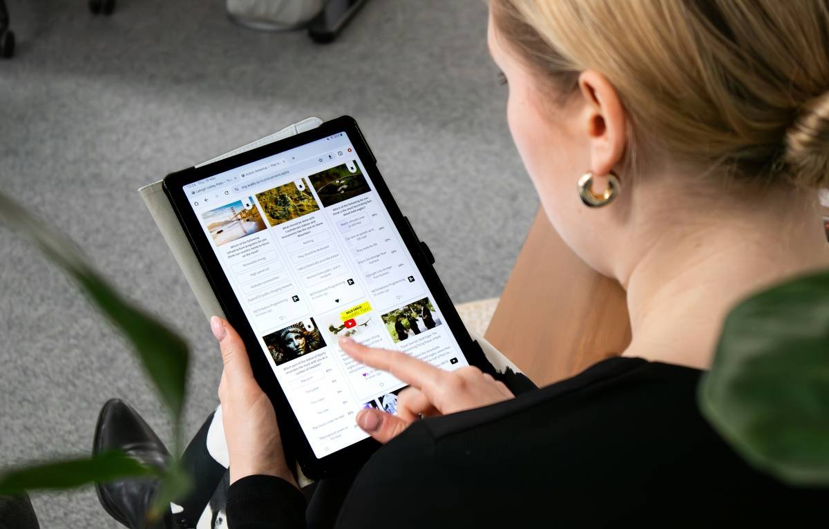 reading apps for dyslexia adults interface showing color-gradient text and voice controls
