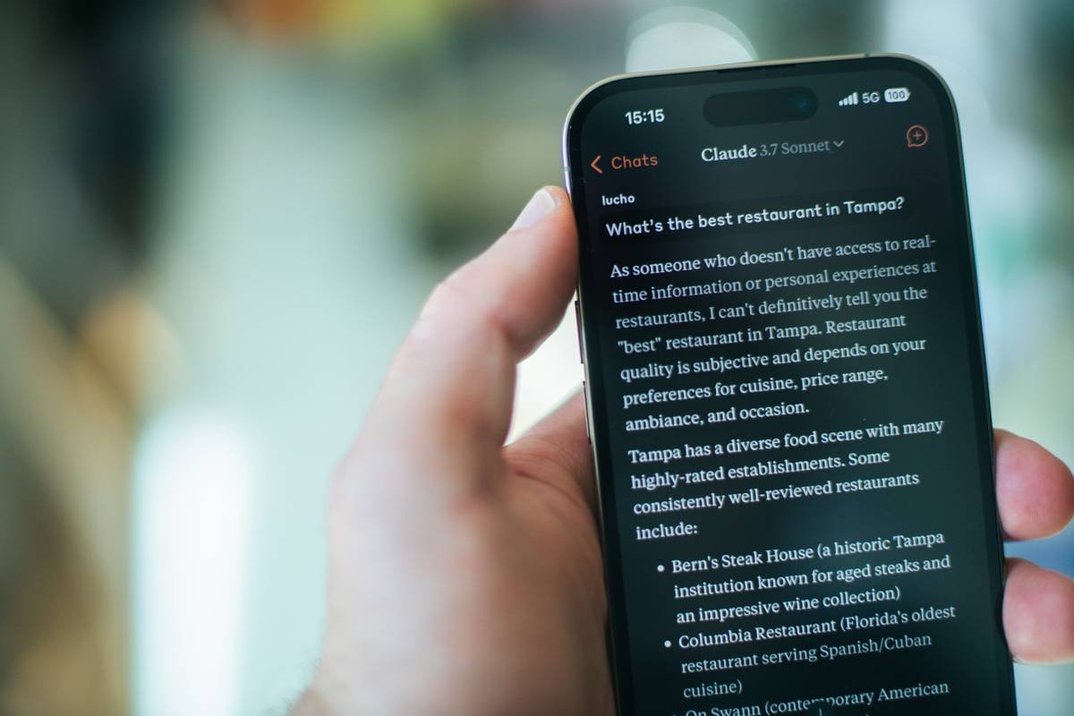 Infographic showing 5 key features dyslexia friendly reading apps must have: text-to-speech with pacing control, dyslexia-specific fonts, word highlighting, syllable segmentation, and minimal visual clutter